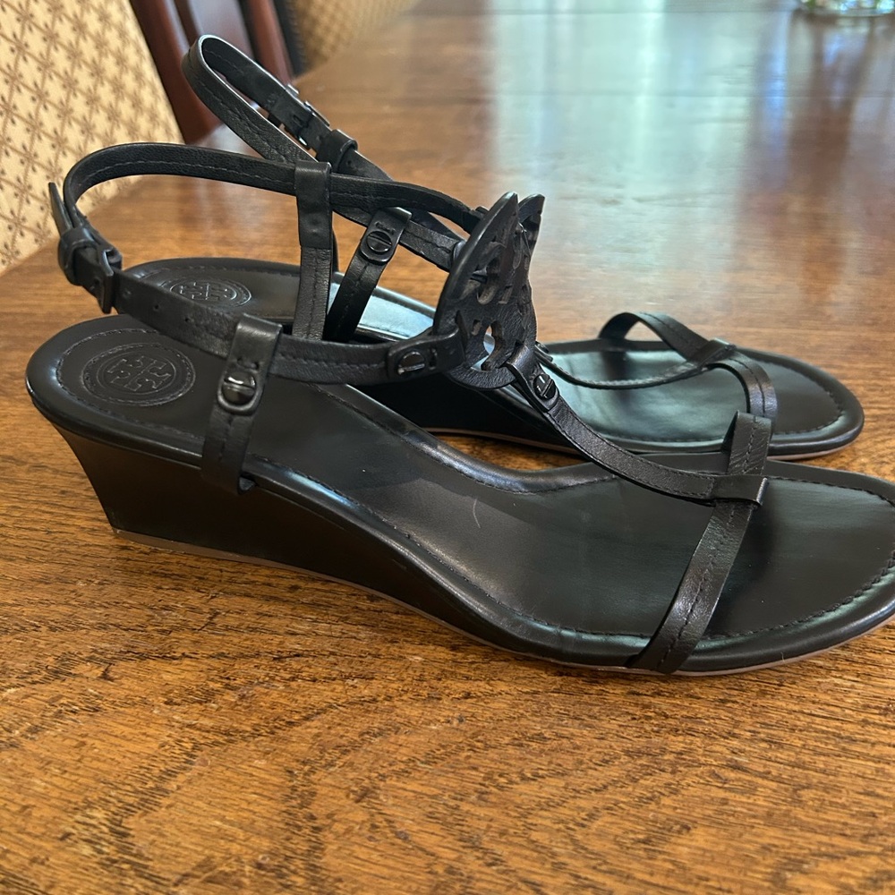 Tory Burch Black Leather Logo T-Strap Sandals - Picture 2 of 6